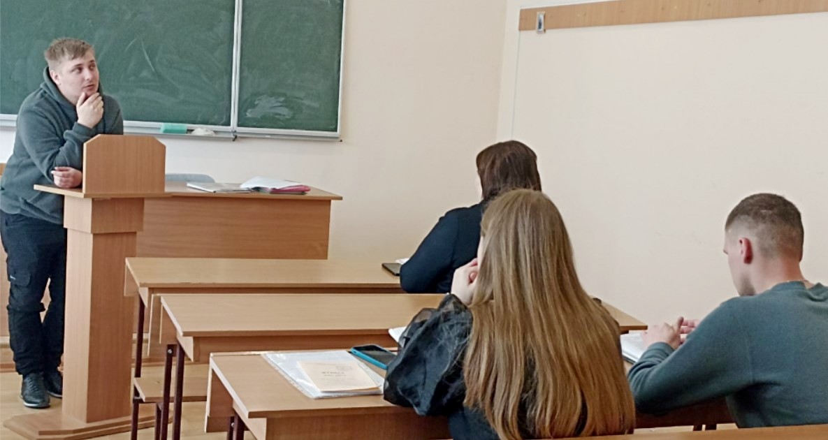 Ділиться враженнями Максим Шостак.jpg